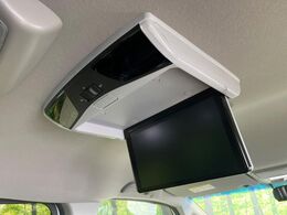 【フリップダウンモニター】大画面モニターで後席でもエンタメをお楽しみいただけます。小さなお子様にも大人気の装備です♪
