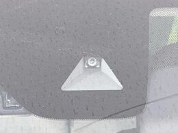 【インテリジェントエマージェンシーブレーキ】フロントカメラで前方の車両や歩行者を検知。衝突しそうな時は衝突被害軽減ブレーキが作動、衝突回避をサポート。より安全にドライブをお楽しみいただけます。