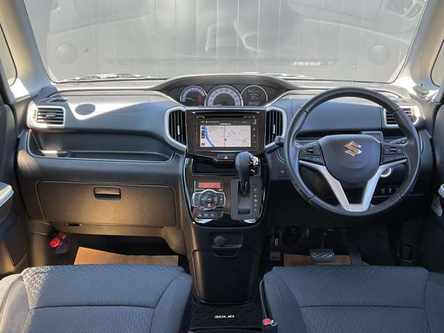 運転席周りになります。内装色はブラックです。