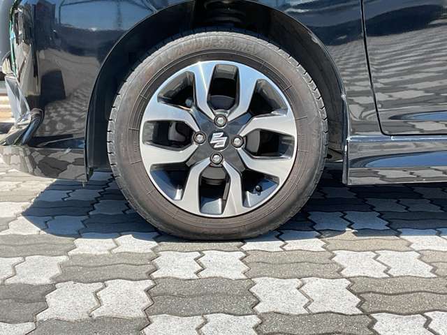 純正アルミホイール。タイヤサイズは165/65R15です。