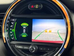 ●ガイドライン付きバックカメラ：不安な駐車もこれで安心！ガイドライン付きなので狭い箇所での駐車もラクラクです！