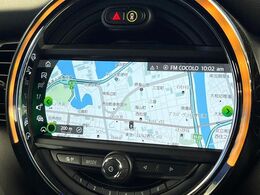 ●純正ナビ:一体感のあるナビは、高級感ある車内を演出してくれます。オーディオ機能も充実しておりますので、運転もより楽しめます♪