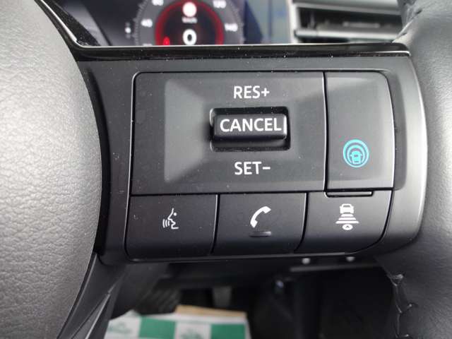 プロパイロットスイッチ！速度を設定するとアクセルを踏んでなくても走ります。高速道路等の運転に便利な機能です。