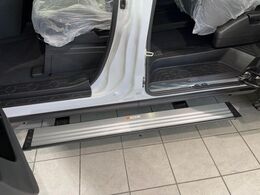 【電動サイドステップ】車高の高いお車でも、これがあれば小さいお子様の乗り降りも楽々♪スライドドアと連動して作動する為、煩わしい操作は不要です！