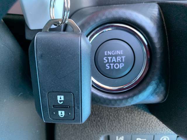 エンジンスタートもドアロックもスイッチを押すだけ。キーを取り出さなくても、ドアの施錠・解錠・エンジン始動がワンプッシュで行えます。両手がふさがっている時など便利です。