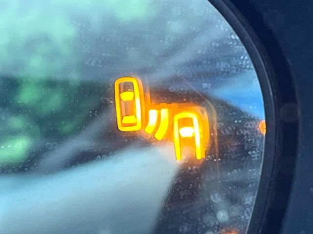 【ブラインドスポットモニター】走行中、ドアミラーの死角になりやすい箇所に後続車が接近するとサイドミラーのレンズに警告を表示！ドライバーに注意喚起をしてくれます。