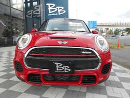 2017年式のMINIコンバーチブル、JCW（ジョンクーパーワークス）が入庫しました。言わずと知れたMINIのスポーツグレードで、エンジンや足廻り、マフラーや内外装などが専用仕様に変更されております！