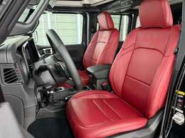 目が覚めるようなレッドカラーが印象的なレッドナッパレザーインテリア。ルビコンカラーであるレッドステッチが入るルビコン392のNEWインテリアです！