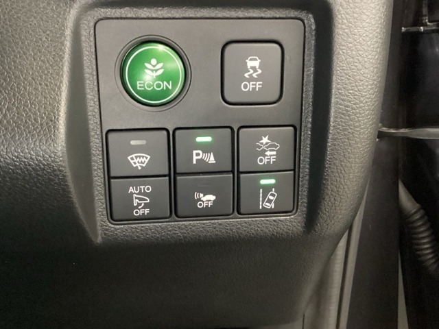【Honda　SENSING】いつもの道で、高速道路などで、安心・快適な運転を支援します。先進の安全運転機能システム搭載。