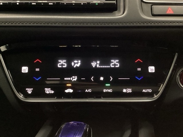 運転席・助手席、それぞれで温度調節が可能なオートエアコンです。シートヒーター付きなので、寒い日も快適です。