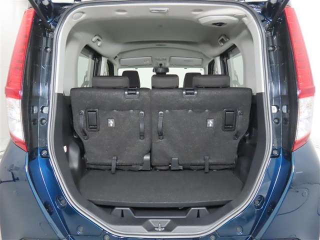 便利な6：4分割可倒式シートです。収納と乗車人数のバランスに優れています♪荷物の大きさに応じたラゲージスペースをフレキシブルに作り出せるので、シーンに応じた使い方ができます♪