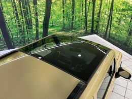 【ガラスルーフ】ガラスルーフ搭載で車内の解放感が一気にアップ！開放的なドライブをお楽しみいただけます。