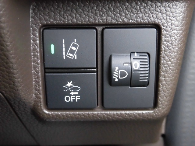 ヘッドライト光軸調整ダイヤルや、HondaSENSING各機能のON/OFFスイッチも搭載しています。