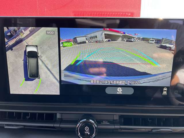 上空から見下ろしているかのような映像をディスプレイに映し出し、スムースな駐車をサポートします。画面は「トップビュー」のほか「サイドブラインドビュー」への切り換えが可能。ますます安心です