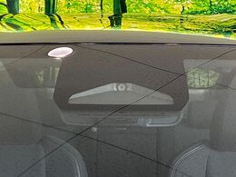 【トヨタセーフティセンス】走行中に前方の車両等を認識し、衝突しそうな時は警報とブレーキで衝突回避と被害軽減をアシスト。より安全にドライブをお楽しみいただけます。