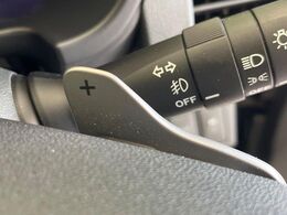 【パドルシフト】ハンドルから手を離さずに素早くシフトアップ＆ダウンができるので、エンジンブレーキを使う下り坂や高速道路の合流で加速したい場面で役立ちます。