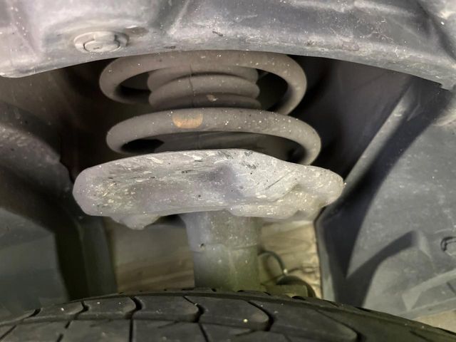 お車を安心してお乗りいただく為には、足回りの定期点検が欠かせません。サービスサポート（有償保証）では無料点検もご提供しており、安心のカーライフをお過ごしいただけるサポート体制が整っています。