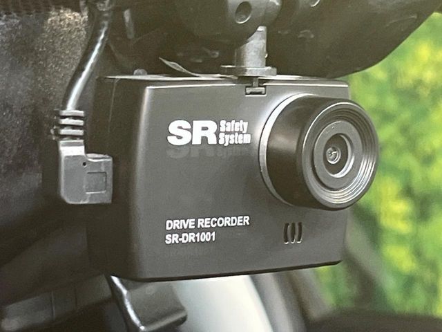 【ドライブレコーダー】安心・安全なカーライフに必須のドライブレコーダーを装備！走行中はもちろん、あおり運転や事故に遭遇した際の状況も映像で記録し、万一のリスクに備えます。