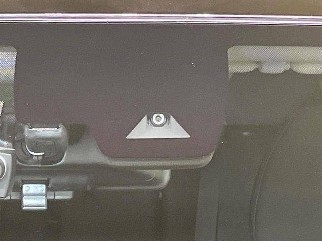 【エマージェンシーブレーキ】走行中に前方の車両等を認識し、衝突しそうな時は警報とブレーキで衝突回避と被害軽減をアシスト。より安全にドライブをお楽しみいただけます。