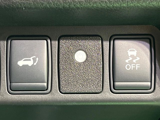 【パワーバックドア】スマートキーや運転席のボタンを押すだけでリアゲートが自動で開閉します！荷物を持っている時や、高い位置にあるバックドアを閉める際に便利な機能です♪