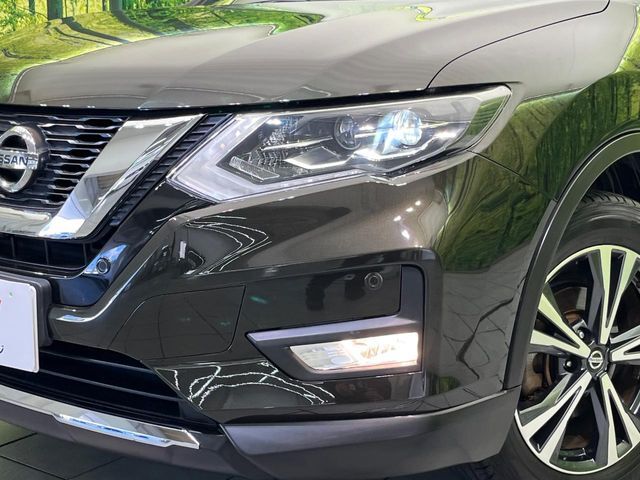 【LEDヘッドライト】悪天候や夜間走行時も良好な視界を確保し安心して運転できる高輝度LEDヘッドライトを装備！点灯速度が早く、消費電力も抑えられています。