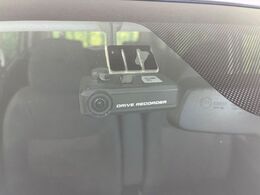 【ドライブレコーダー】安心・安全なカーライフに必須のドライブレコーダーを装備！走行中はもちろん、あおり運転や事故に遭遇した際の状況も映像で記録し、万一のリスクに備えます。