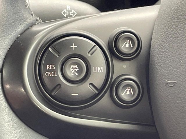 ●レーダークルーズコントロール：前の車との車間距離を一定にとりつつ、一定速度で自動走行してくれる次世代のクルーズコントロール！主に高速道路や自動車専用道路で使用する便利な機能です！