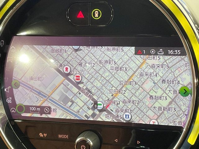 ●純正ナビ:一体感のあるナビは、高級感ある車内を演出してくれます。Bluetooth再生などオーディオ機能も充実しておりますので、運転もより楽しめます♪