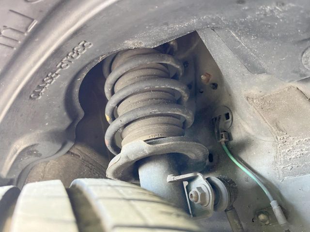 お車を安心してお乗りいただく為には、足回りの定期点検が欠かせません。サービスサポート（有償保証）では無料点検もご提供しており、安心のカーライフをお過ごしいただけるサポート体制が整っています。