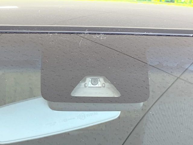 【スマートアシスト】走行中に前方の車両等を認識し、衝突しそうな時は警報とブレーキで衝突回避と被害軽減をアシスト。より安全にドライブをお楽しみいただけます。