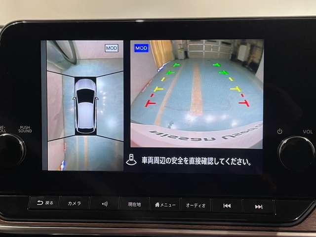 上から丸見え！アラウンドビューカメラです。お車の周りを写します。もちろん後退時には右画面に大きく表示します。