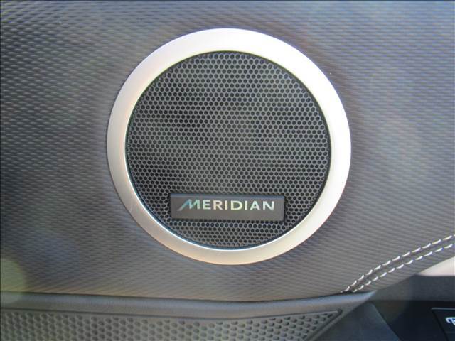 【Meridianサウンドシステム】英国プレミアムオーディオブランドのMERIDIANサラウンドサウンドシステム搭載！825W17スピーカー（サブウーファー搭載）で、高音から低音までクリアに再現し、全ての座席