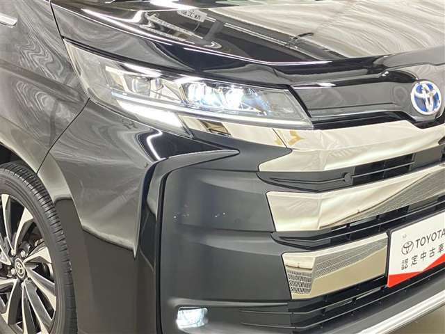 LEDヘッドライトです。デザイン性がよくとても明るいので、夜間の走行や悪天候でも安心です。しかも長寿命！