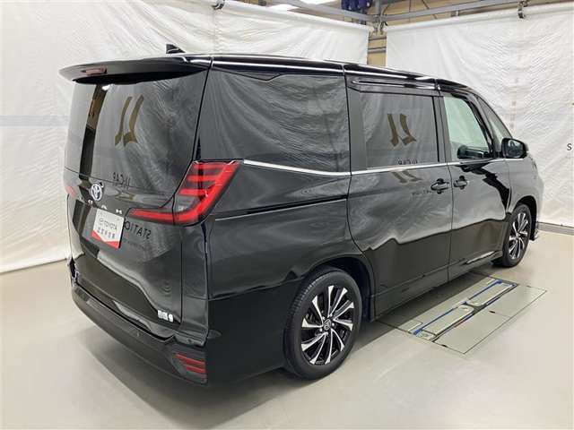 両側パワースライドドア付きだから、狭い駐車スペースなどでの 乗り降りラクラク！小さなお子さまのいるご家庭には嬉しい装備。
