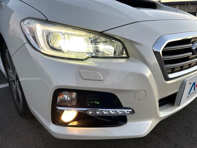 【LEDヘッドライト】悪天候や夜間走行時も良好な視界を確保し安心して運転できる高輝度LEDヘッドライトを装備！点灯速度が早く、消費電力も抑えられています。