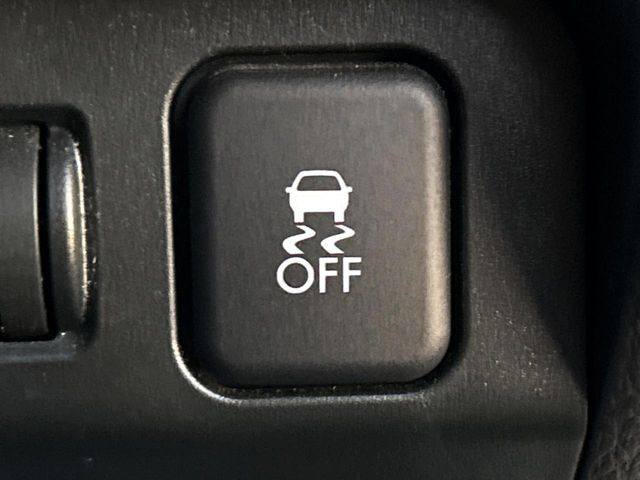 【横滑り防止装置】車両の横滑りを感知すると、自動的に車両の進行方向を保つように車両を制御します。雨の日など滑りやすい路面状況でも安全な運転が可能です。