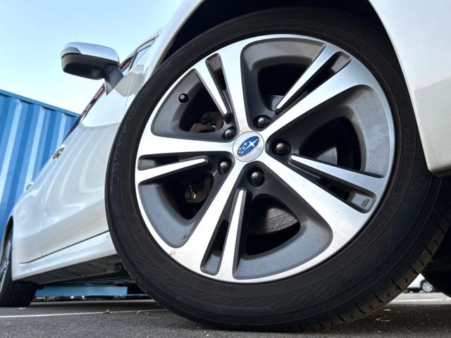 【純正17インチアルミホイール】外観にマッチした純正アルミホイールを装着しております。各種社外アルミホイールや、スタッドレスタイヤも取扱いしております。是非ご相談ください♪