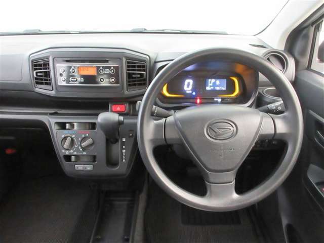 インパネはシンプルなデザイン。運転もしやすそう♪