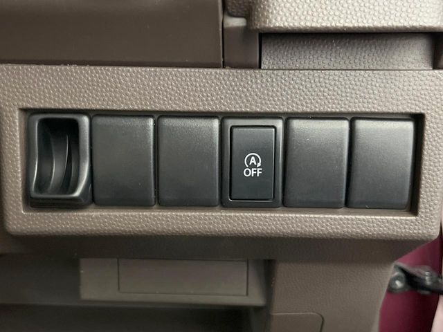 【アイドリングストップ】赤信号や渋滞で停車した際にエンジンを停止し、無駄な燃料の消費を抑えます。燃費向上や環境保護につなげる機能♪エンジンはブレーキを離せば再始動します。