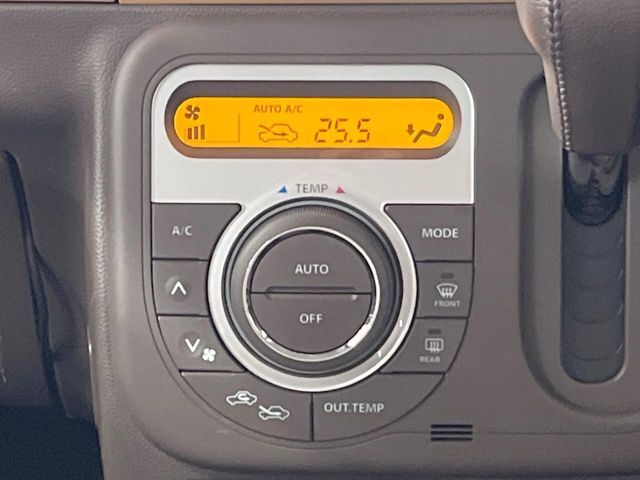 【オートエアコン】一度お好みの温度に設定すれば、車内の温度を検知し風量や温度を自動で調整。暑い…寒い…と何度もスイッチ操作をする必要はありません。快適な車内空間には必須の機能ですね♪