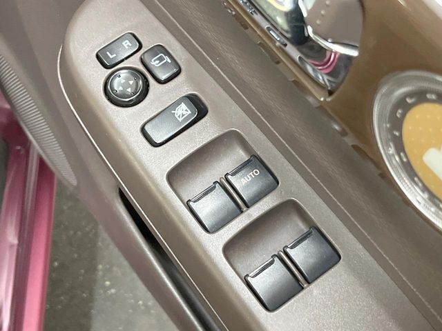 【電動格納ミラー】サイドミラーは電動格納式となっており、狭い駐車場でもキズがつくリスクを抑えられます。