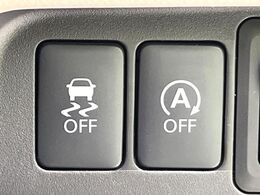 【横滑り防止装置】車両の横滑りを感知すると、自動的に車両の進行方向を保つように車両を制御します。雨の日など滑りやすい路面状況でも安全な運転が可能です。