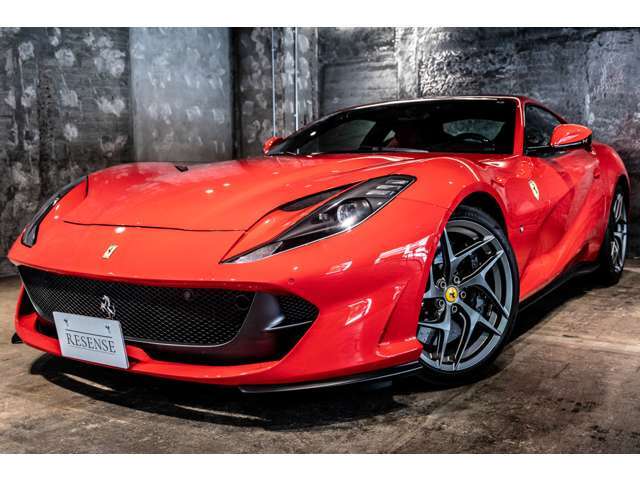 ROSSO SCUDERIAの鮮烈な赤が街角で放つ存在感は、所有者だけが味わえる特別な満足感です。