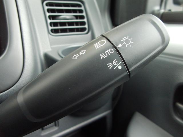 暗くなると自動でライトが点灯するオートライトを搭載☆