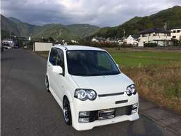 4灯式ヘッドランプやエアロバンパー、クリアレンズによる迫力あるエクステリアを特徴とするカスタムシリーズ