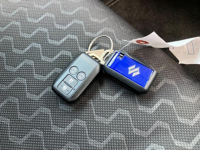 携帯リモコンキーは2個付属！リモコンキーには車両からはなれた所からカギの開け閉めが可能なキーレスエントリー機構とリアドアの開閉が可能なスイッチ付き！