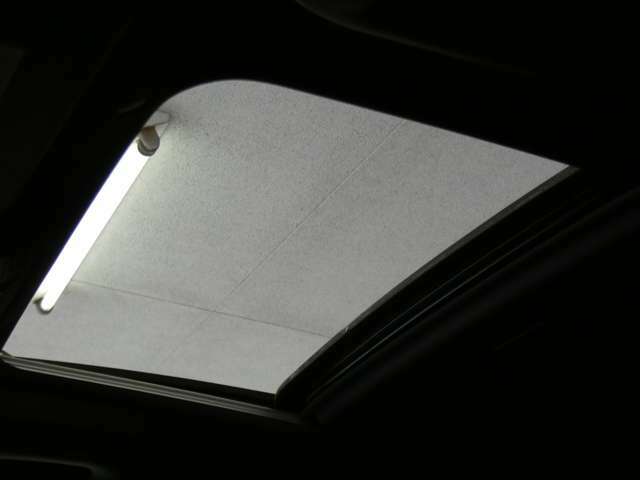 車内に光を取り入れ明るく開放的に演出するガラススライディングルーフを採用しています！状況に応じてチルトアップ＆スライドの2パターンでご使用頂けます！！TEL：047-390-1919