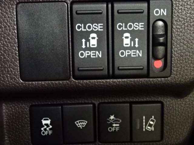 【両側電動ドア】両側電動オートスライドドア装備。運転席からはもちろん、キーレスリモコンからも開閉可能です。
