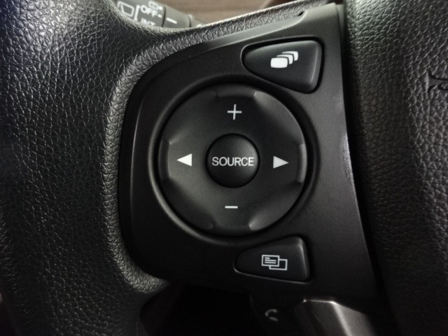 【オーディオコントロールスイッチ】ステアリング左側に設置されていて、音量調整やオーディオソースの切り替えができます。
