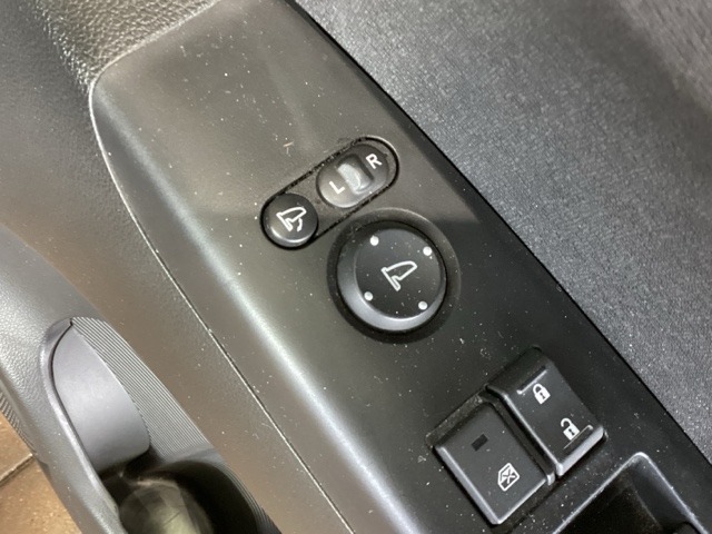 狭い駐車場で便利な電動格納ドアミラーが付いています。